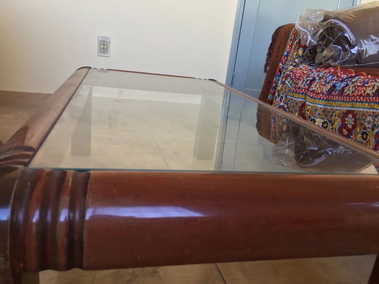 Mesa de centro de madeira e vidro - Foto 2