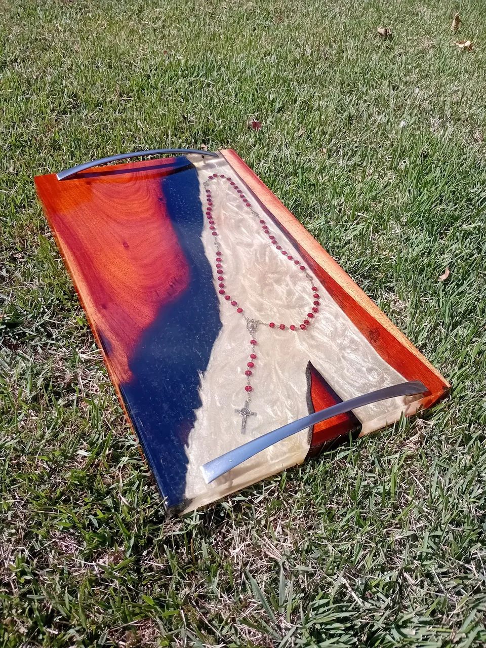 Tabua de frios personalizada em madeira e resina epoxy - Foto 3