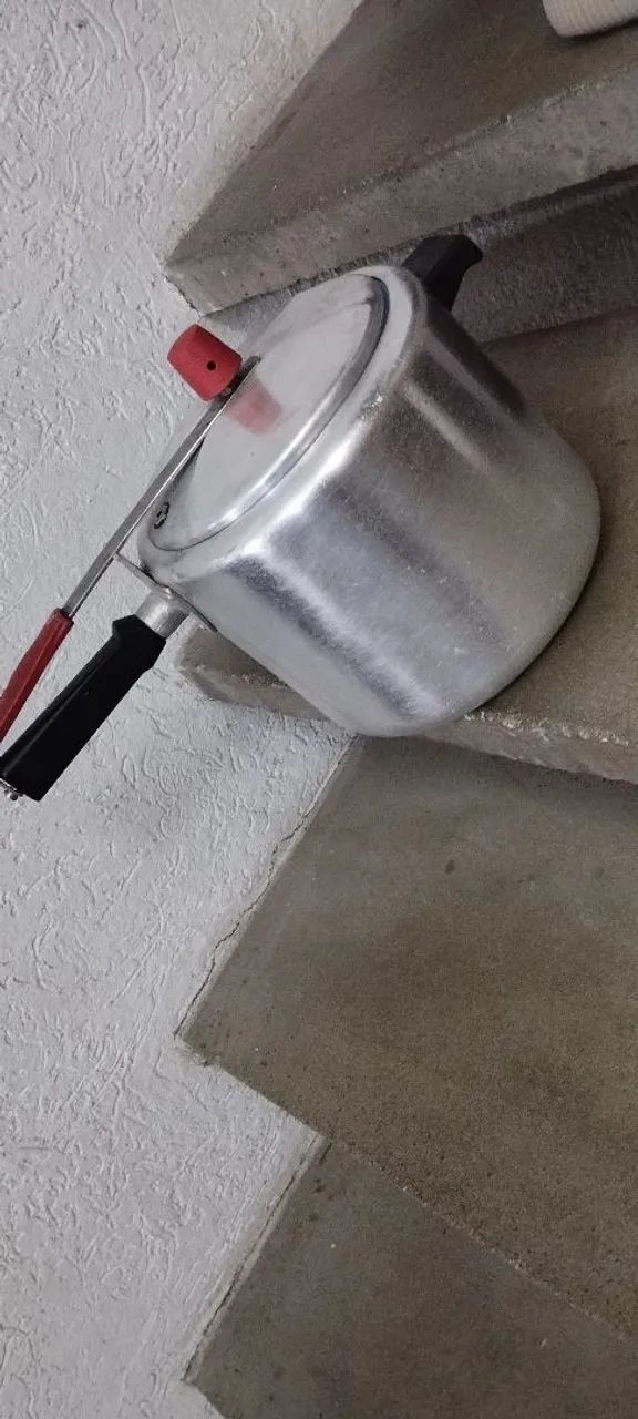 Panela de pressão clock 7 litros  - Foto 6