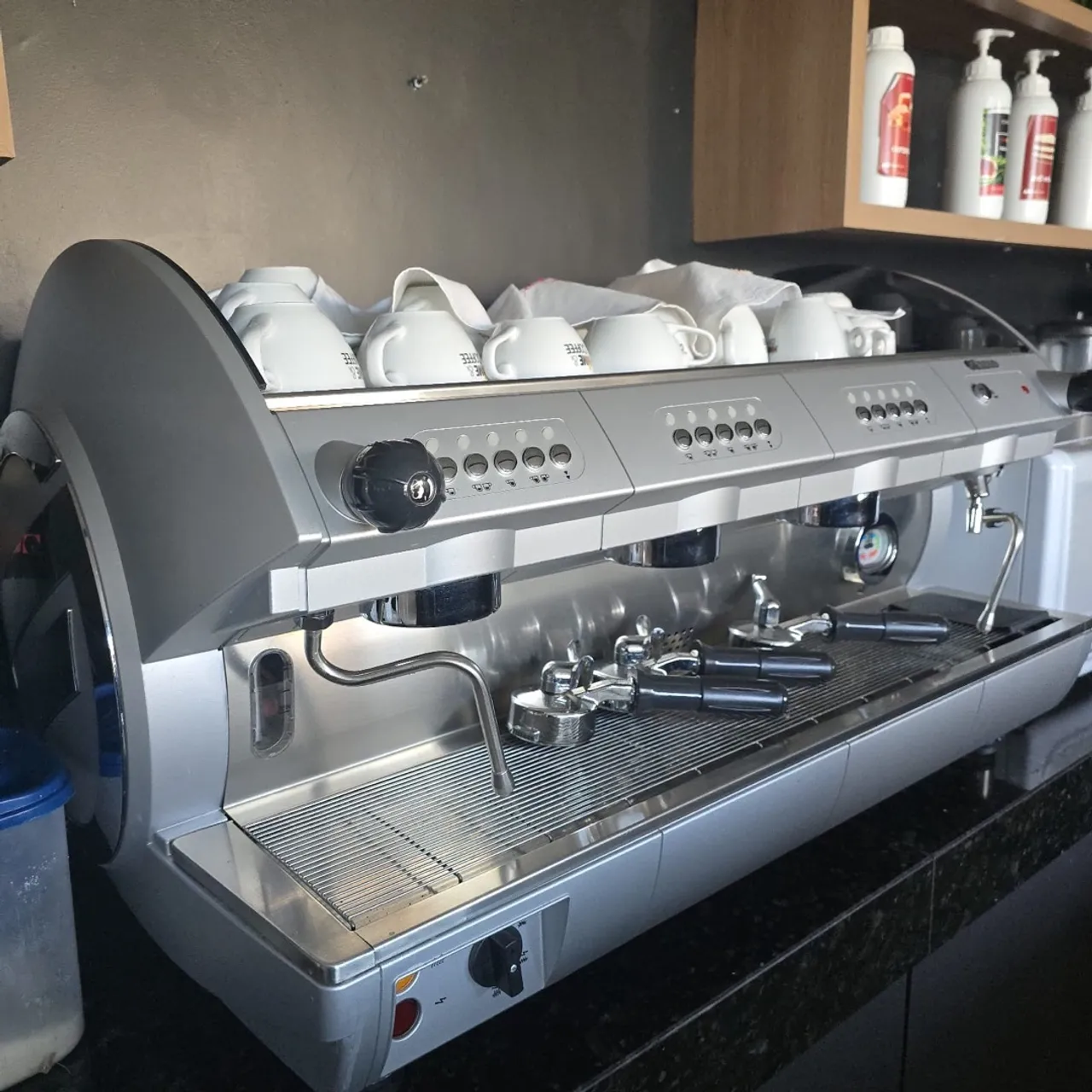 Máquina de Café Profissional - Perfeita para seu Negócio!