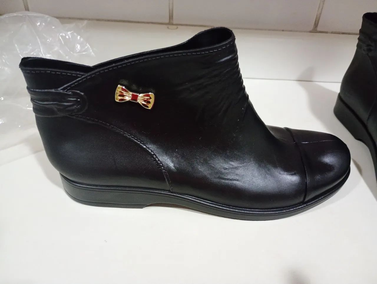 Botas femininas pretas com detalhe de laço - Foto 5