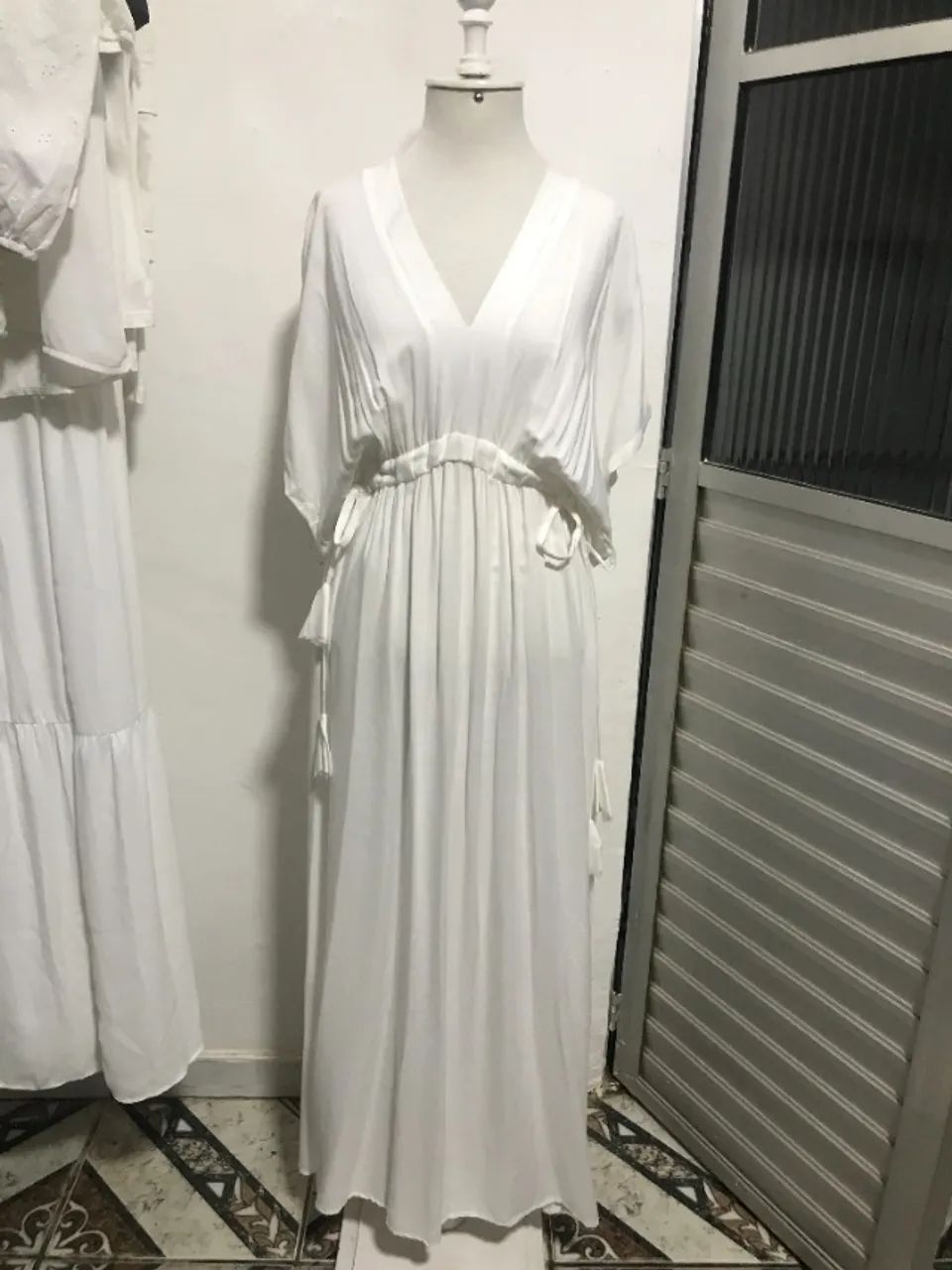 Vestido Kaftan Longo Branco com Decote V e Mangas Morcego