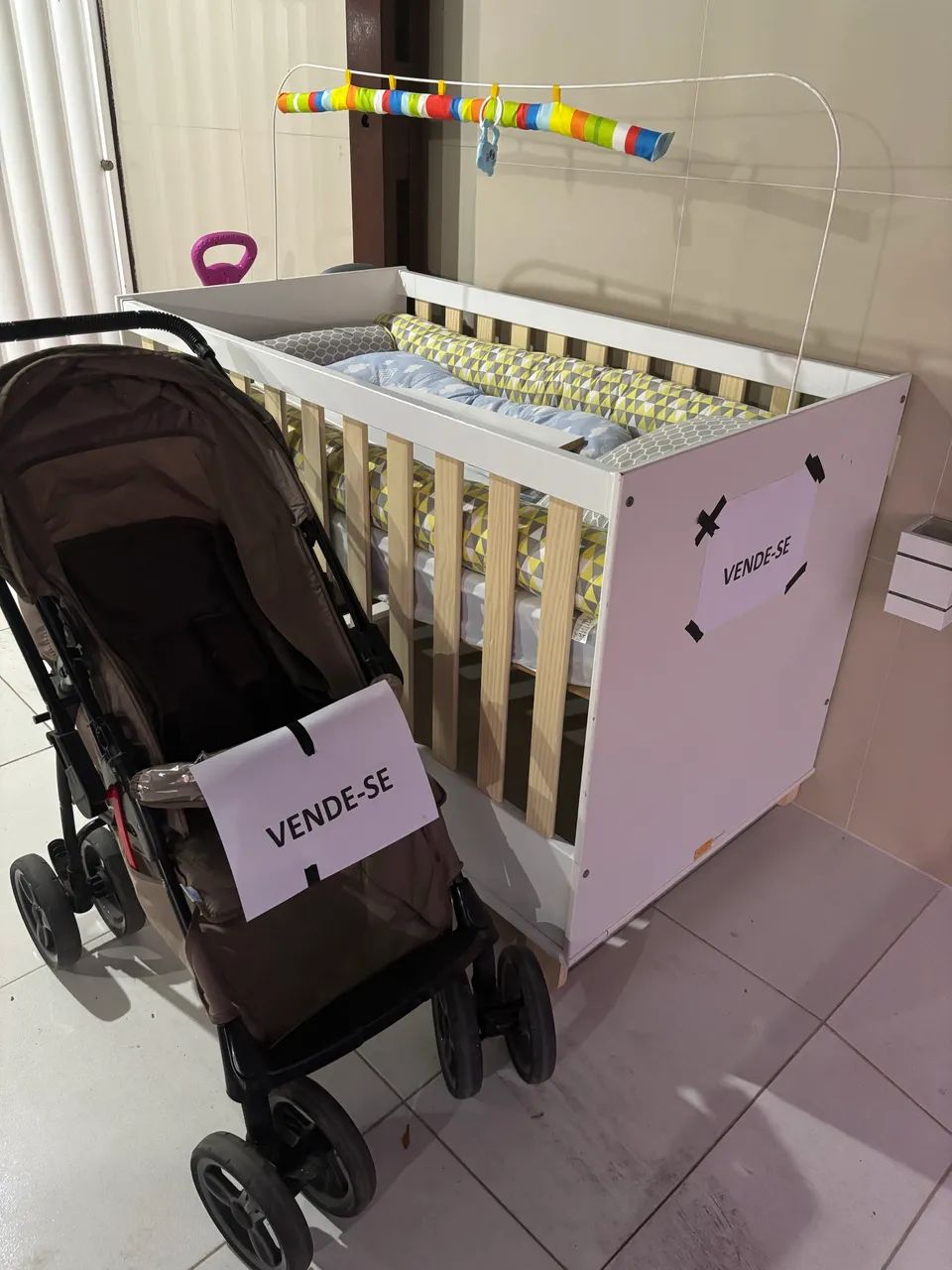 Carrinho de bebê e berço 