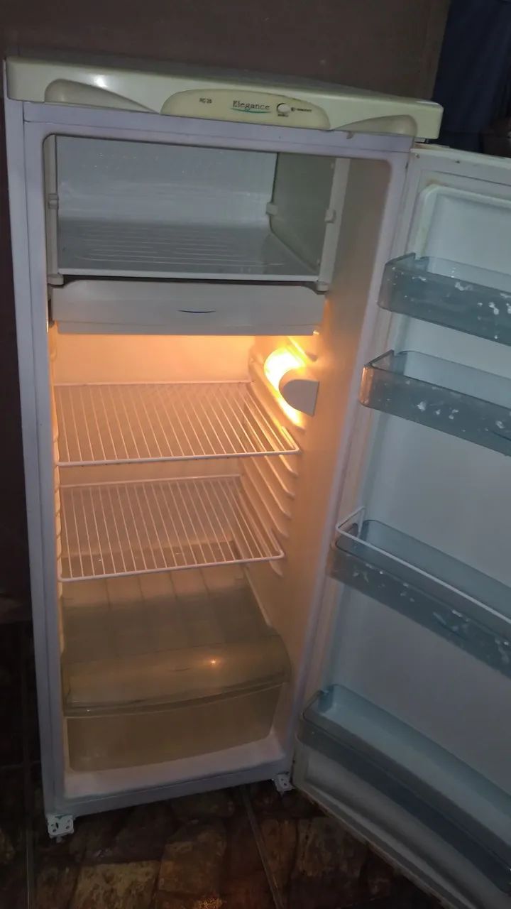 Vendo geladeira em boas condições valor $550 reais  - Foto 6