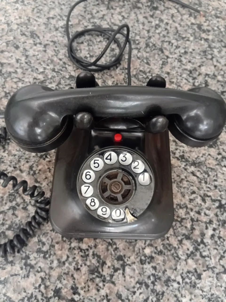 Telefone antigo de baquelite.