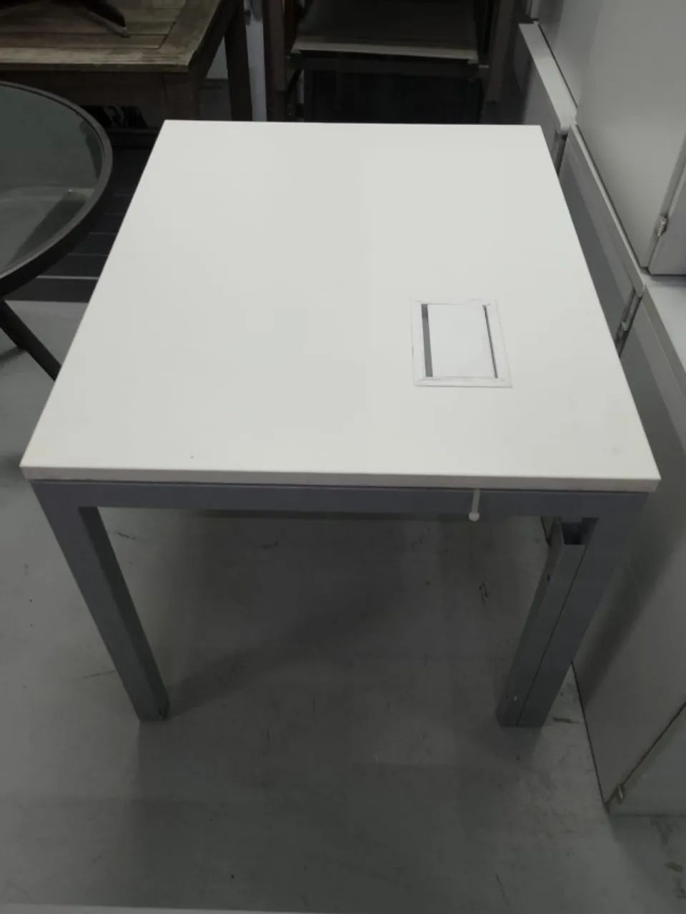 Mesa de Escritório com caixa de tomadas
