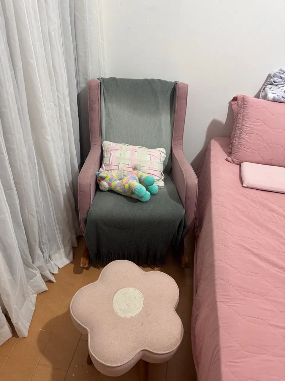 Poltrona de balanço para bebê rosa - Marca ABSTRATTO + Puff  - Foto 2