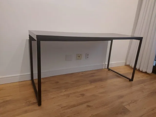 Mesa para escritório Preto 1,50cm - Tampo com avaria (riscos)