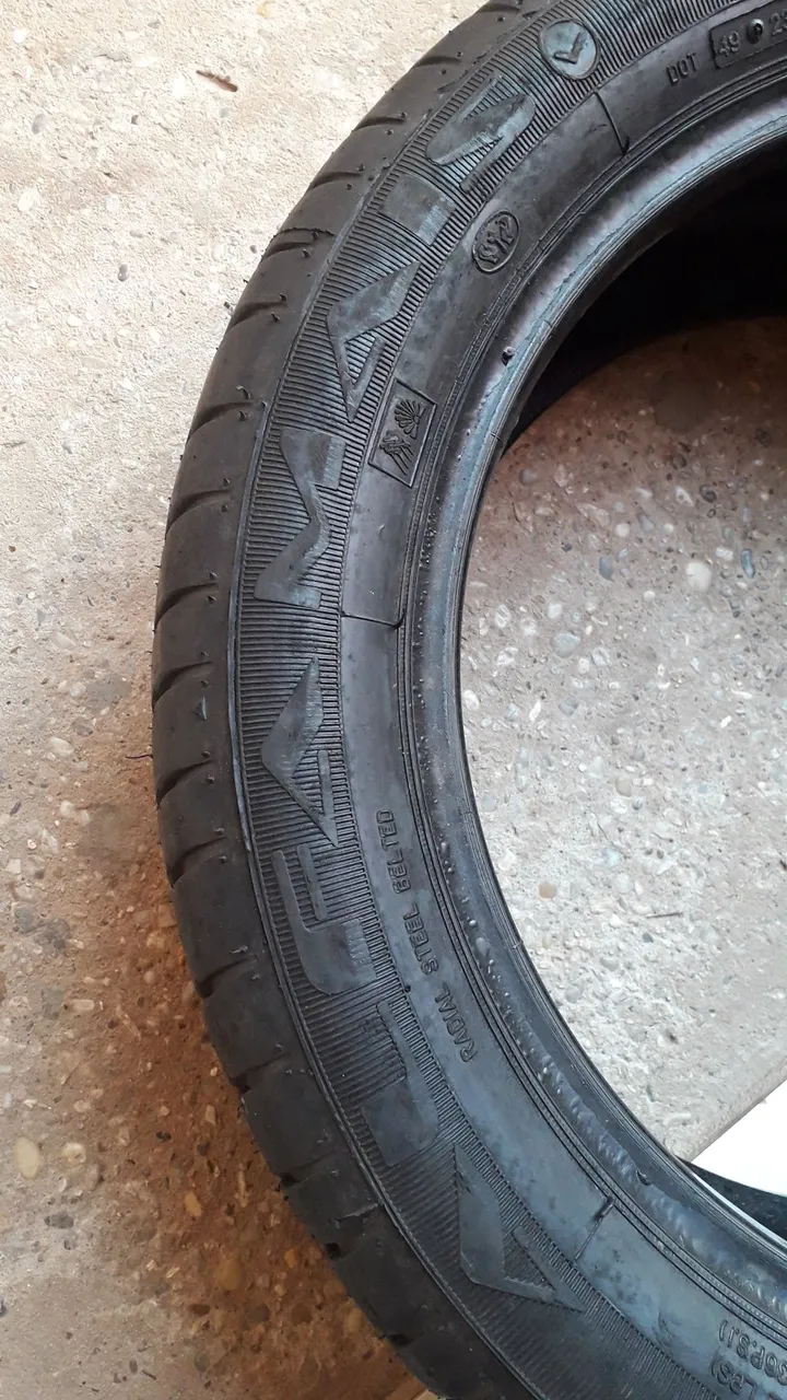 Vendo dois peneu de carro aro 17 215/50