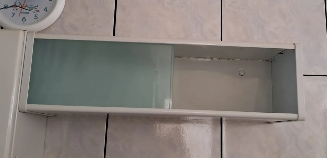 Armário de parede com porta de vidro