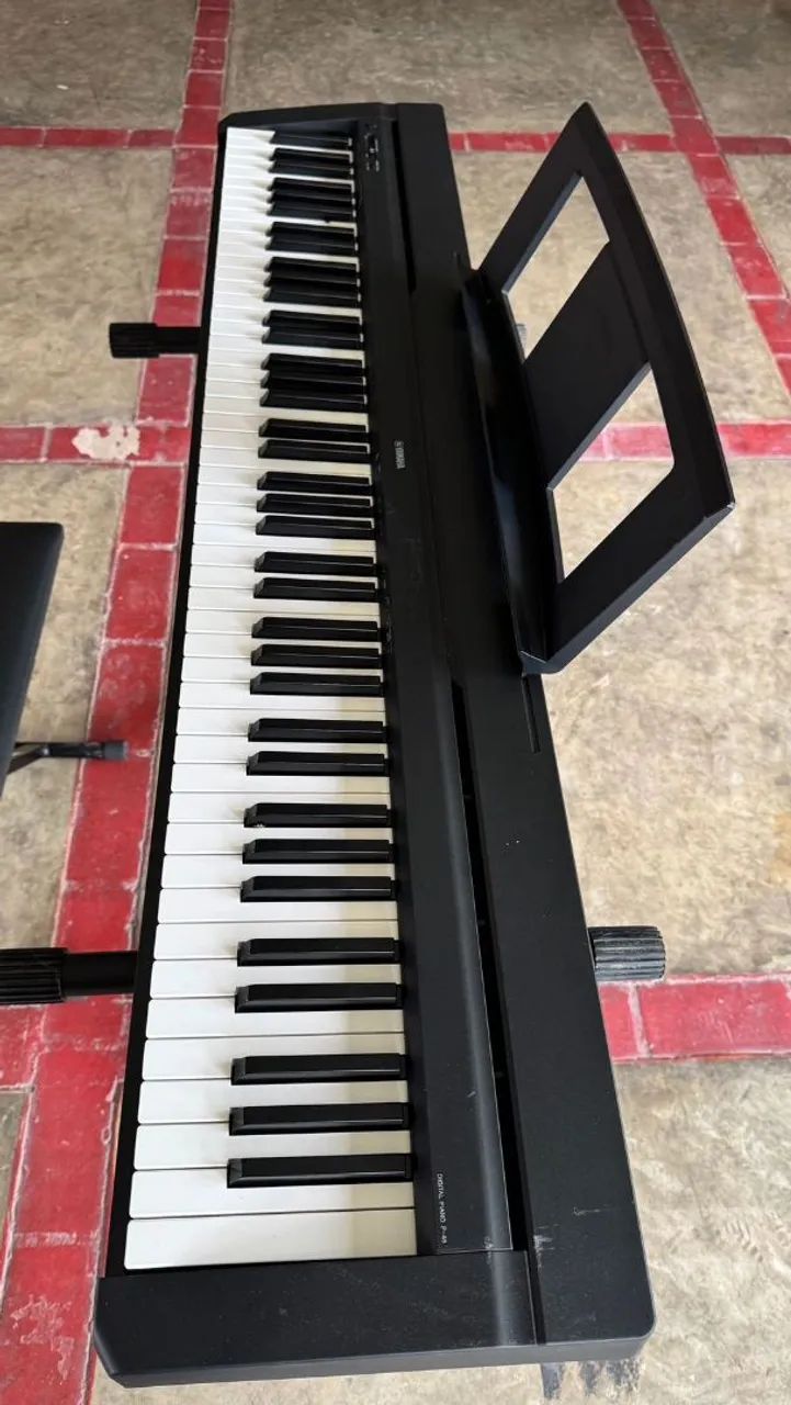 Piano Yamaha P45B com banqueta, apoio e capa. Somente retirada no local.  - Foto 3
