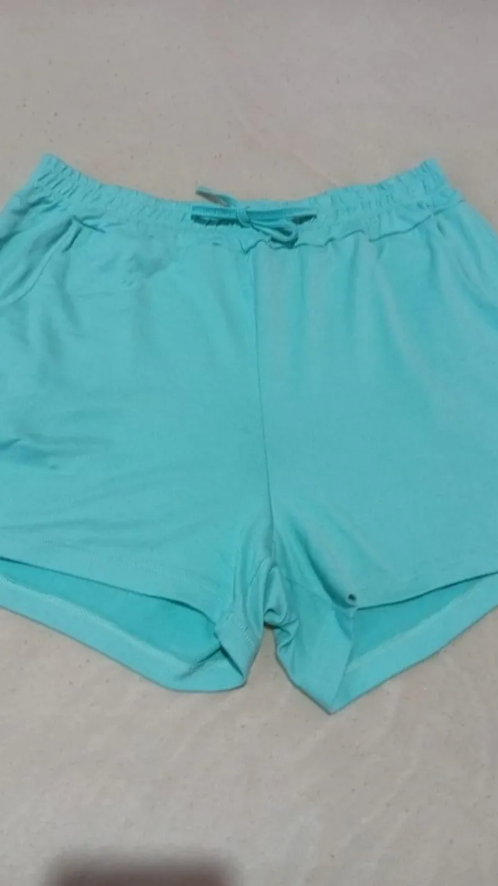 Short feminino azul claro