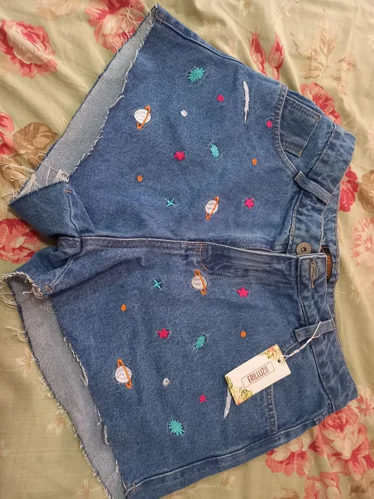 Short Jeans Bordado com Estampa de Universo