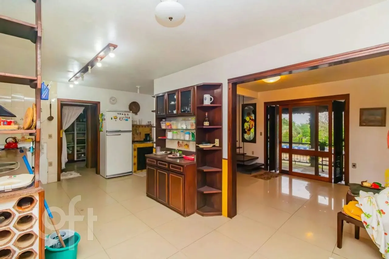 Casa à venda em Lomba do Pinheiro com 257 m², 3 quartos, 3 suítes, 3 vagas