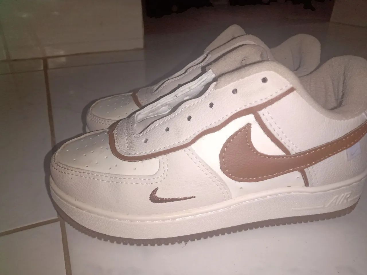 Tênis Nike rasgado marrom tamanho 35 novo com caixa Calçados