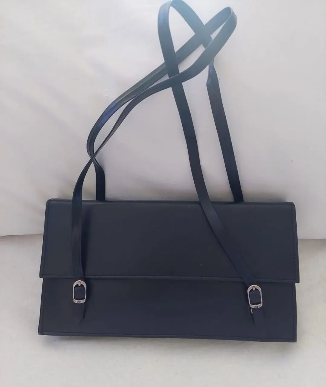 Bolsa preta com alça de ombro