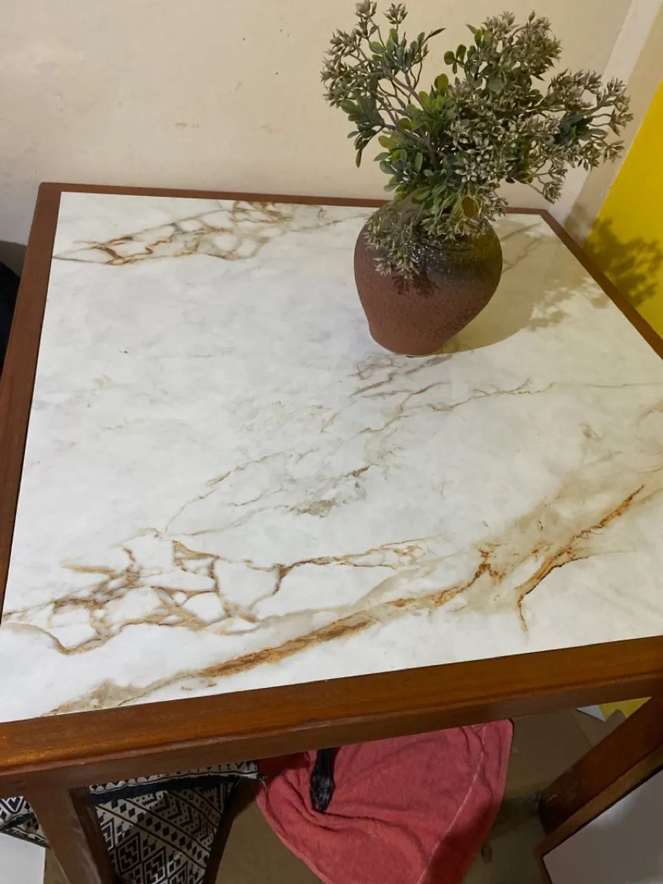Mesa com tampo marmorizado e detalhes em madeira - Foto 2