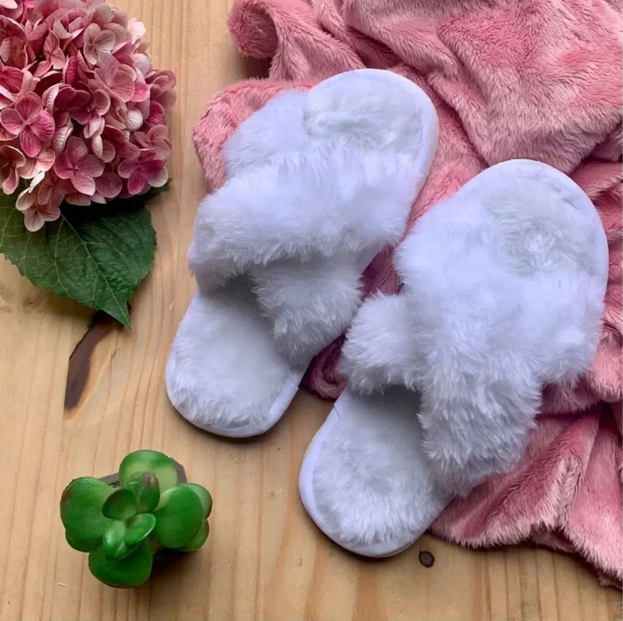 Pantufas / Chinelos Peludos Brancos