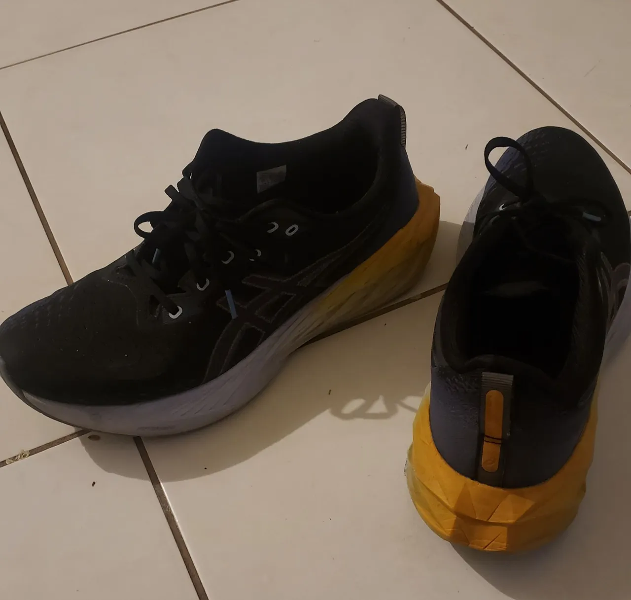 Tênis Novablast 4, Preto e Amarelo