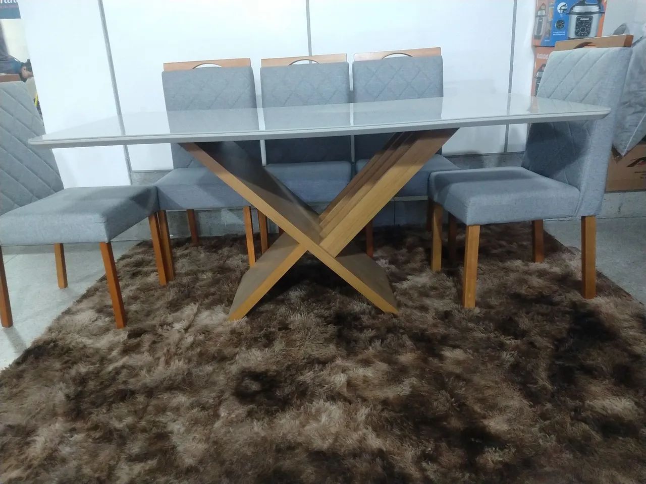 Sala de Jantar com 6 cadeiras de diversos tons FRETE GRÁTIS para BH e MONTAGEM!