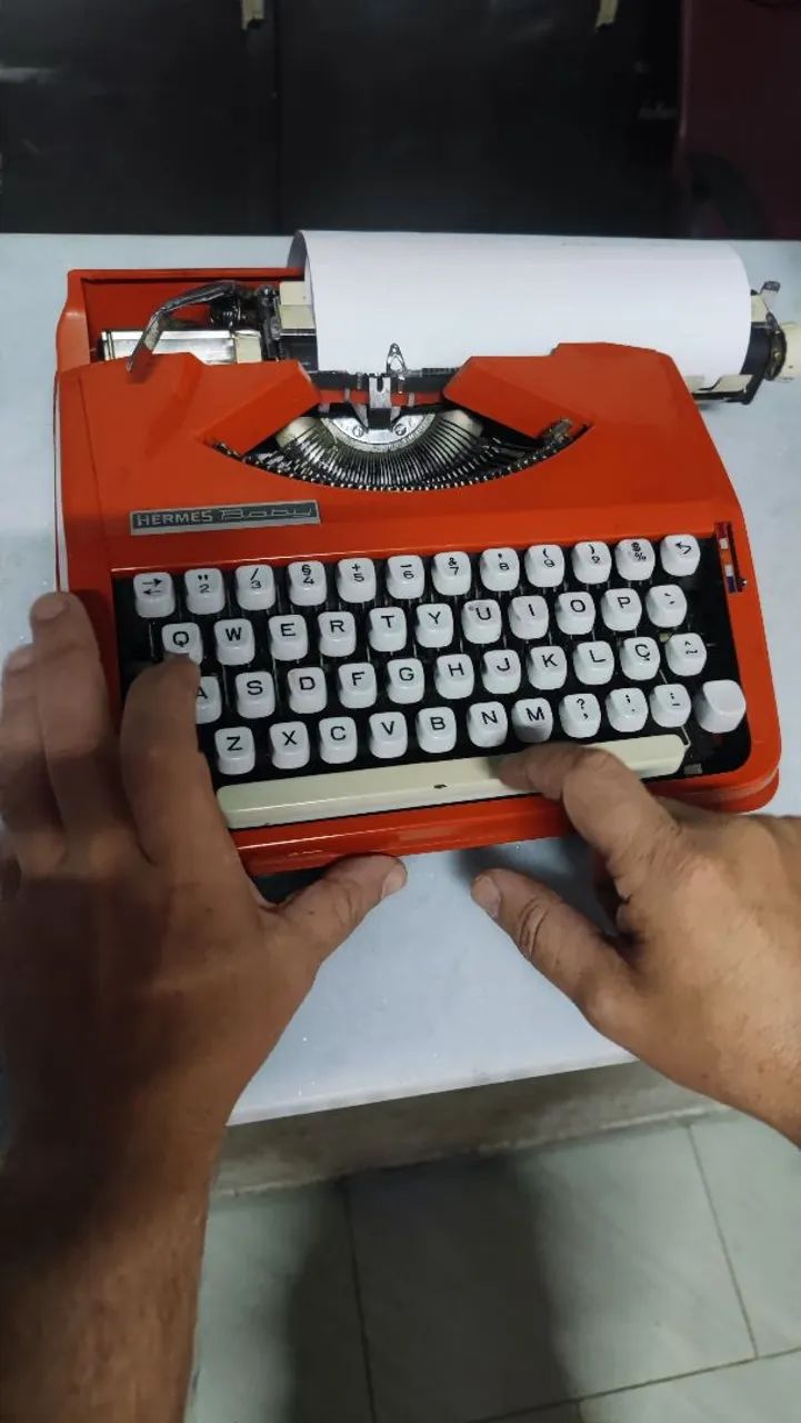 Máquina de escrever Hermes 1970 e 1980 ótimo para colecionadores - Foto 3