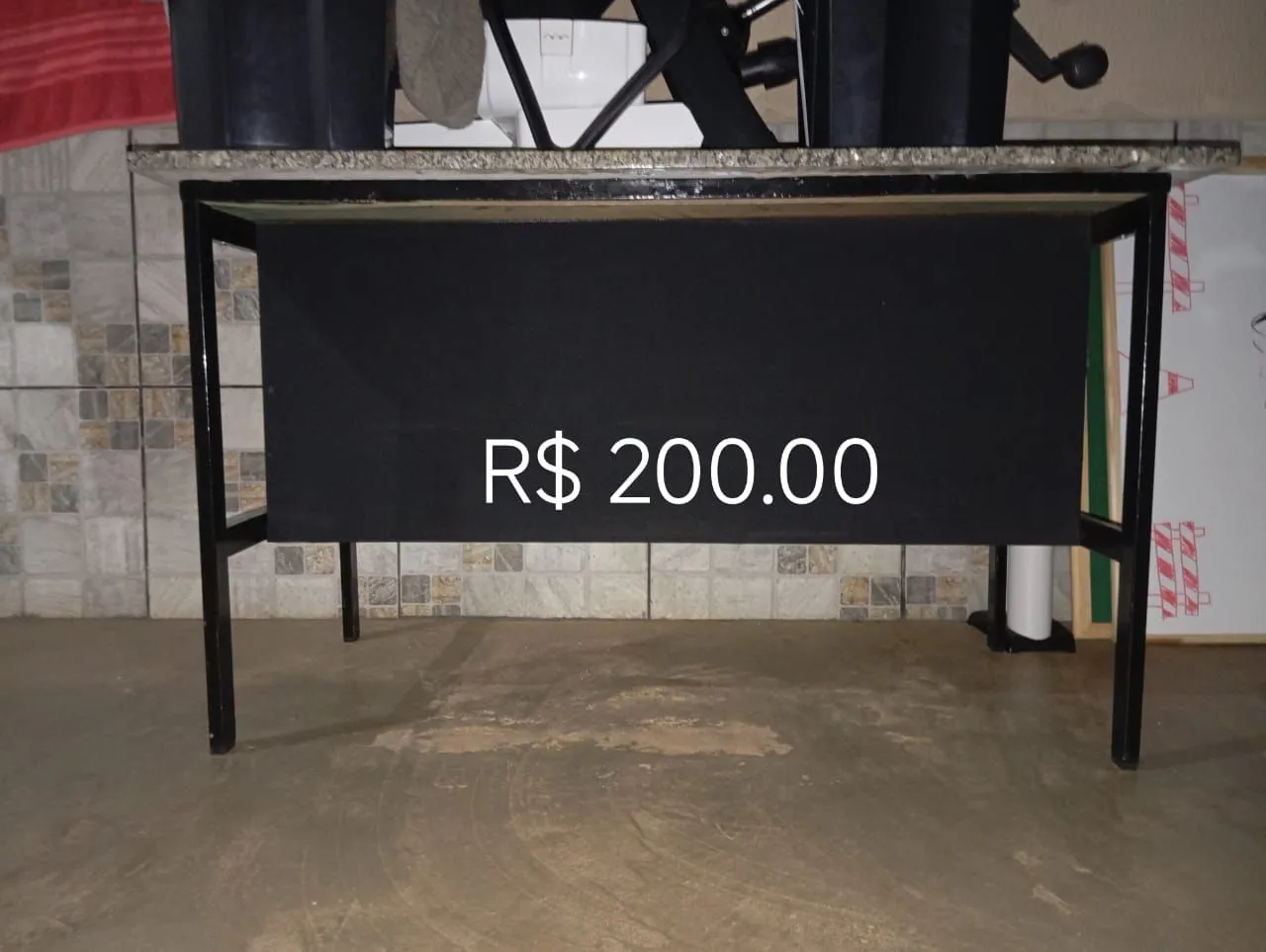 Mesa com estrutura de metal e tampo de pedra