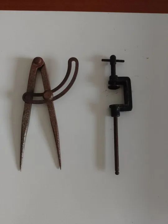 Compasso antigo e grampo de madeira