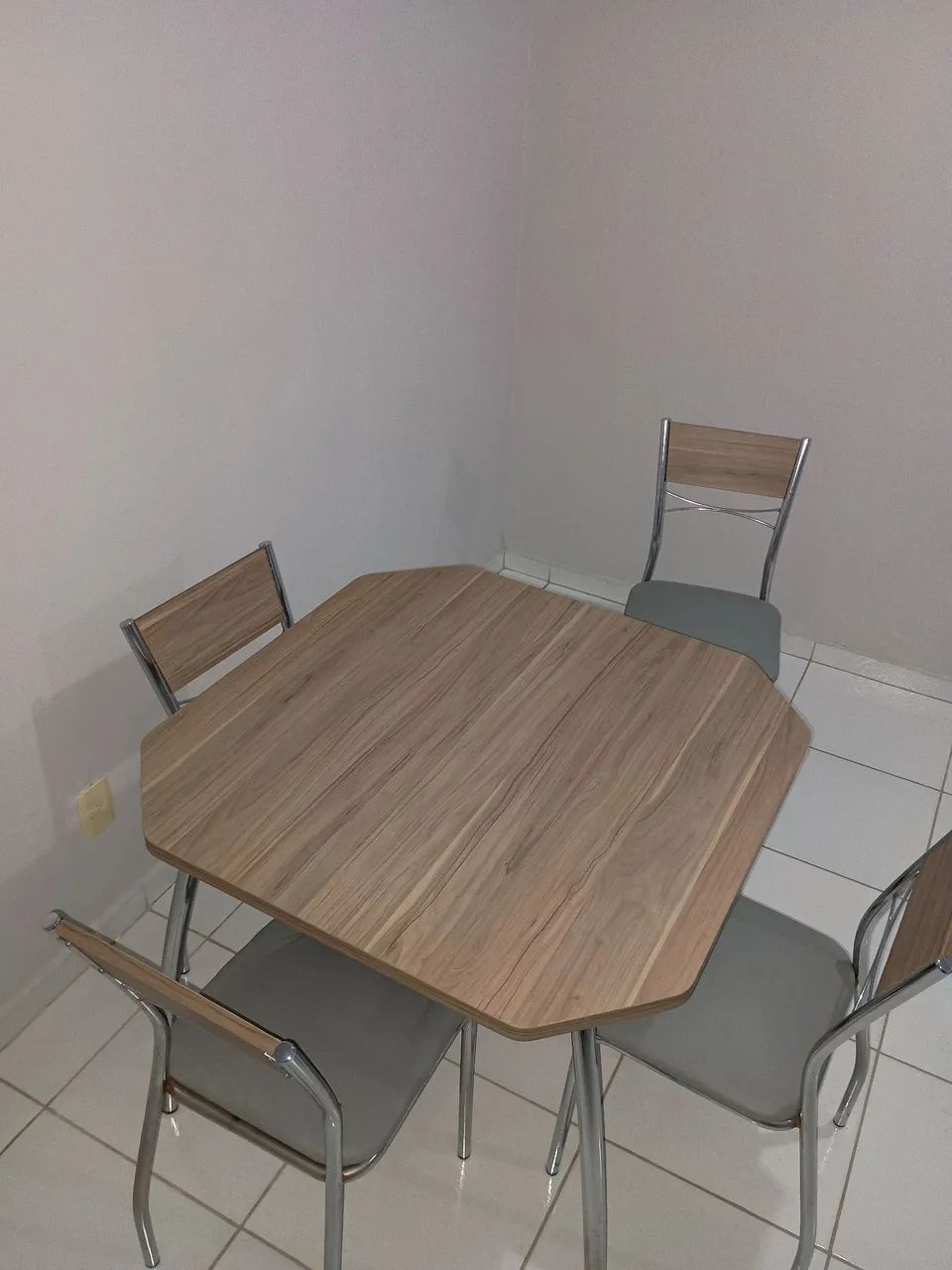 MESA MADEIRA COM 4 CADEIRAS 