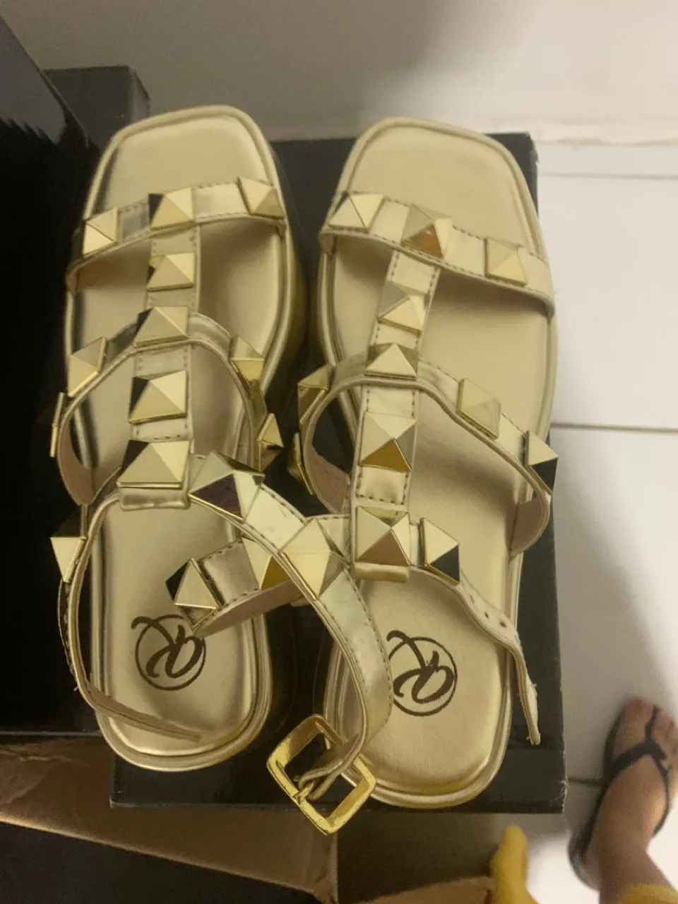 PAPETES Douradas com Detalhes em Metal