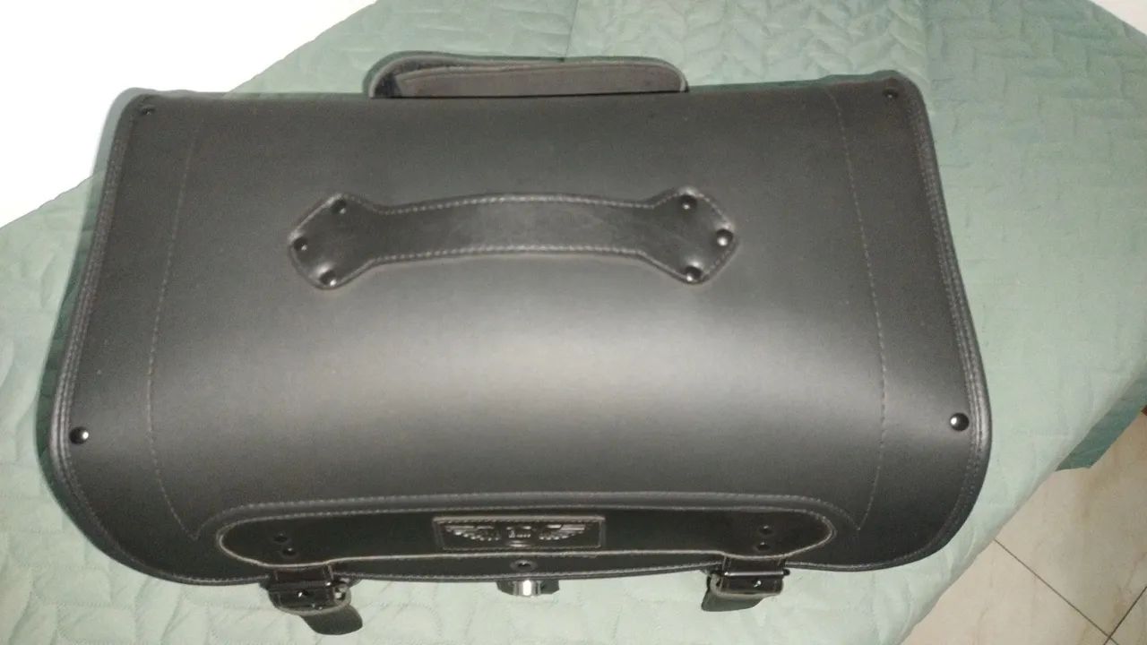 Baú em couro para moto, cabem 2 capacetes, novo! - Foto 4