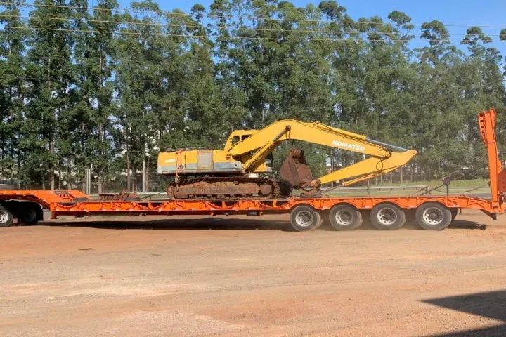 ESCAVADEIRA KOMATSU - PC200 2