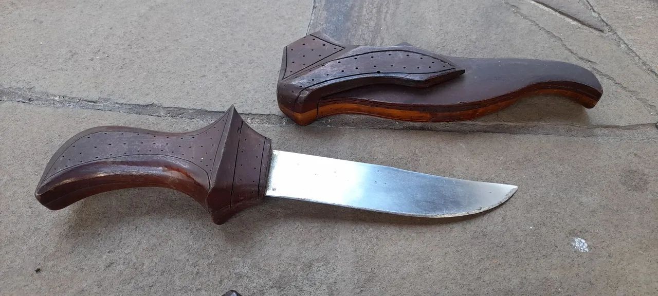 2 Facas artesanais antigas com bainha de madeira - Foto 3