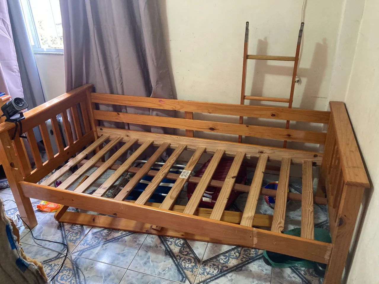 Uma beliche de madeira 