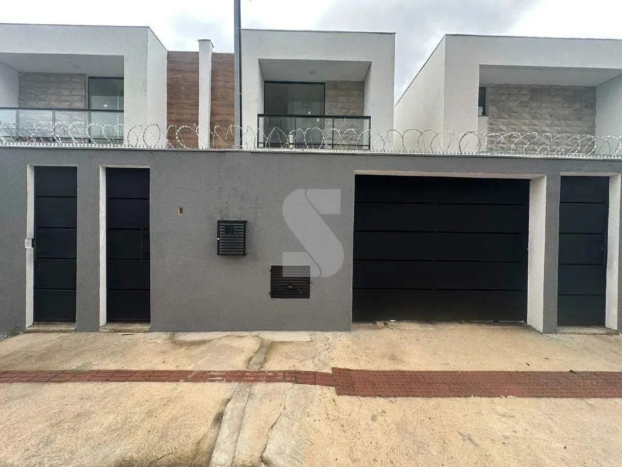 Que tal uma CASA DE 3 ANDARES, COM EXCELENTE ACABAMENTO há poucos minutos do Mercado Centr