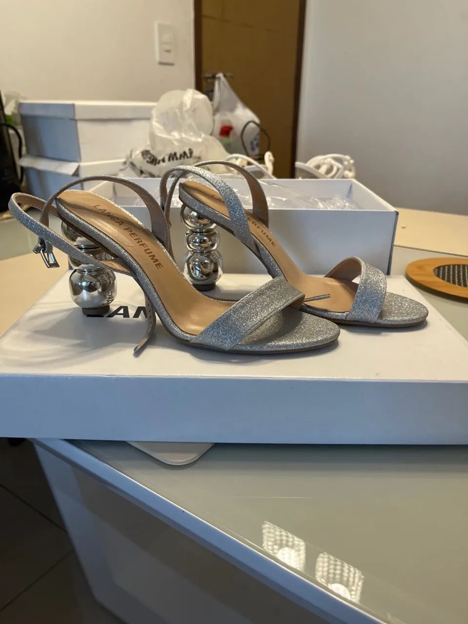 Sandália Lança Perfume Prateada  tem uma 35 e uma 34 - Foto 4