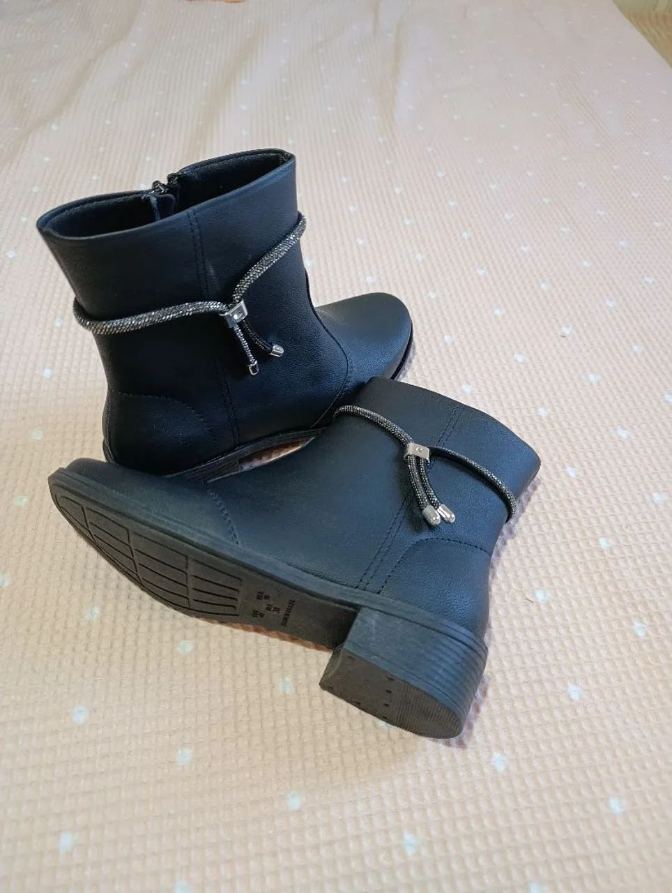 Botas Femininas Pretas com Detalhes - Foto 2