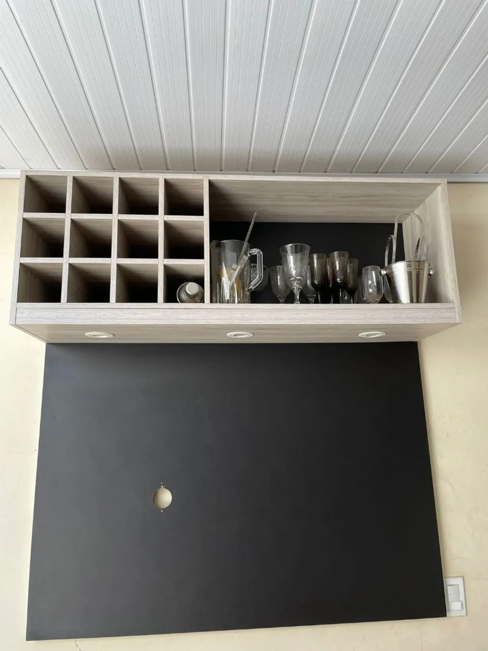 Rack de Parede com Adega e Iluminação