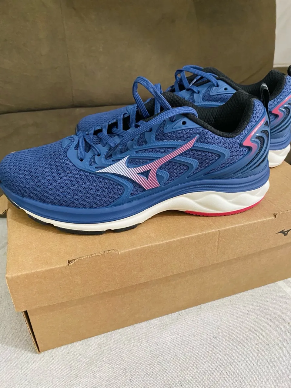 Tênis Mizuno Azul com Detalhes Rosa