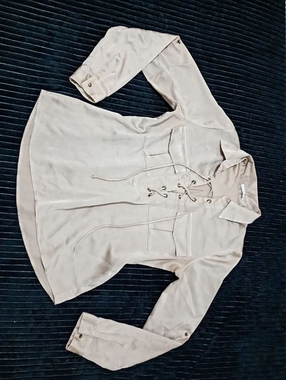 Camisa feminina bege com cadarço