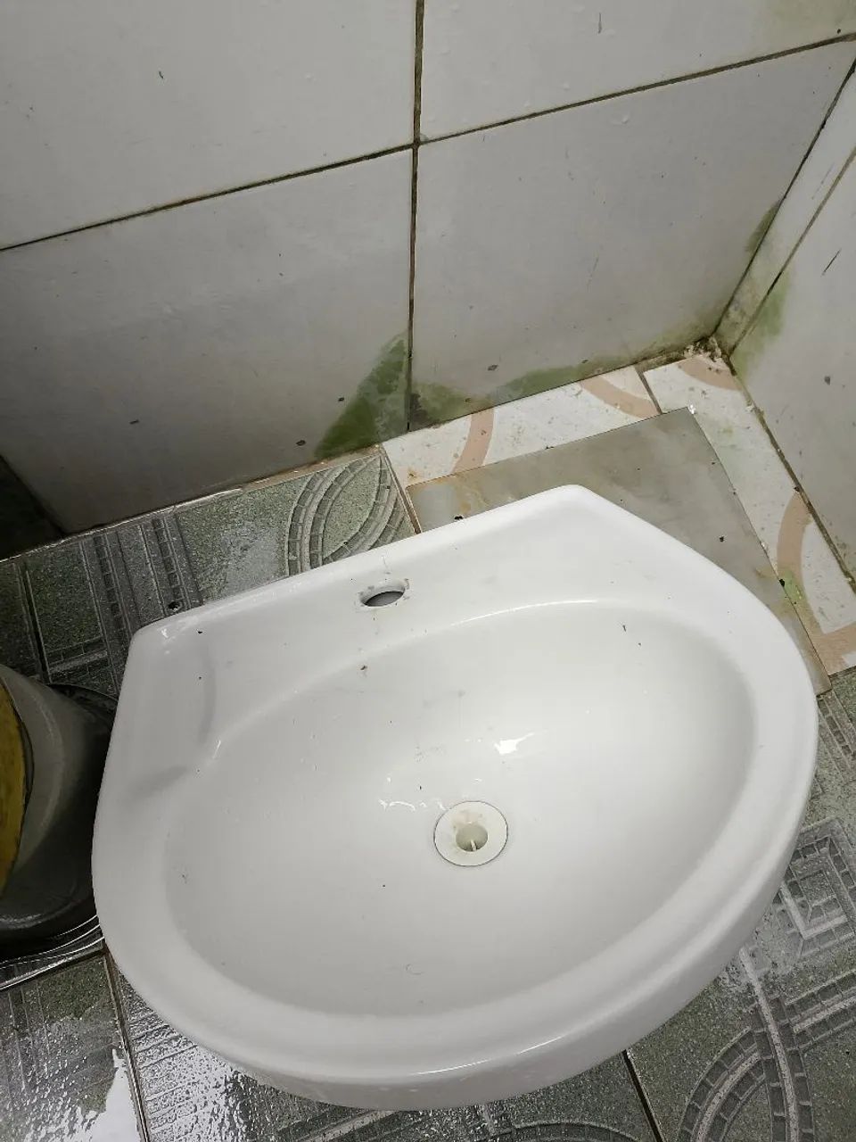 Bathroom Sink467345979264870400