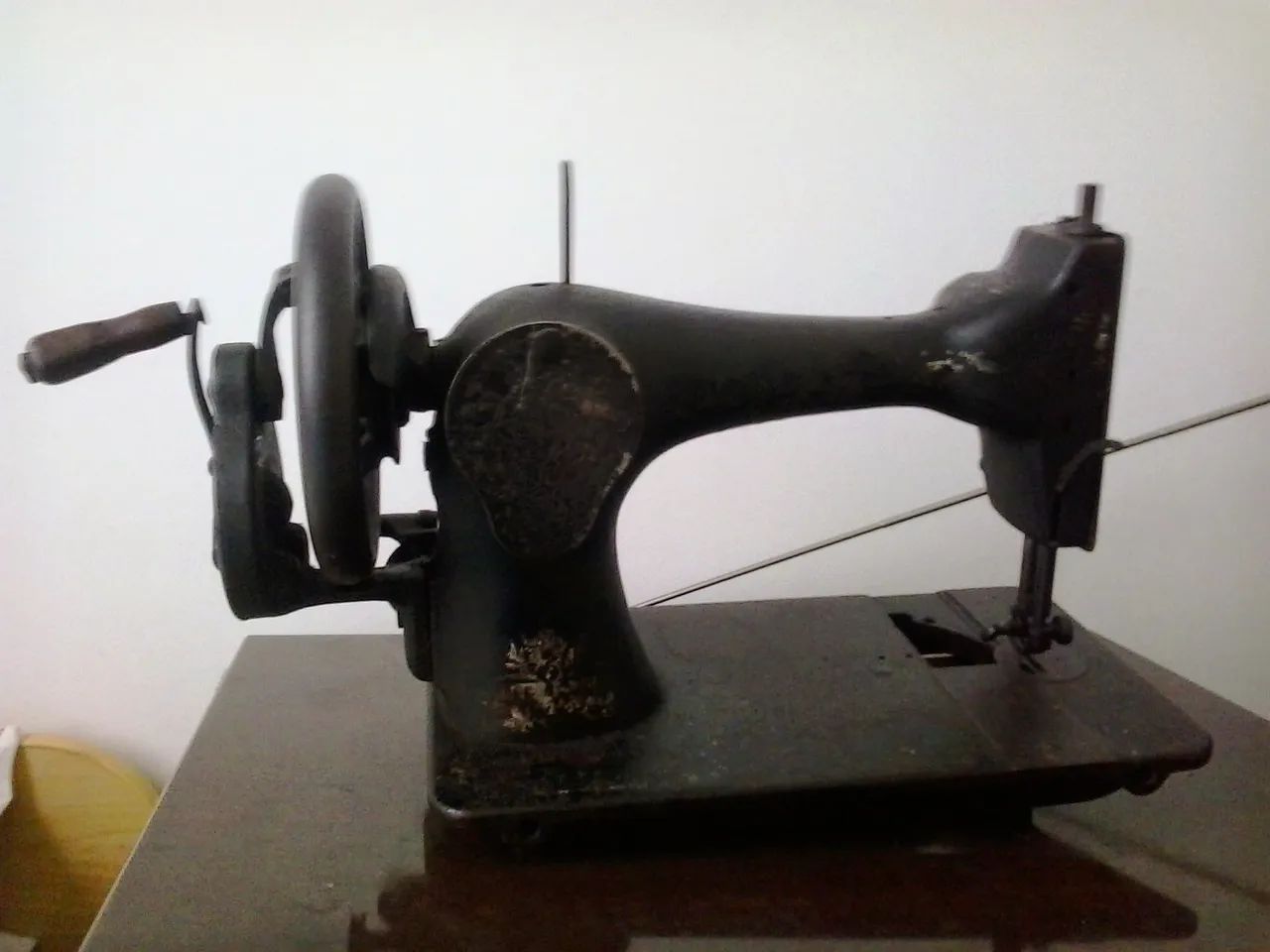 Antiguidade Máquina de costura SINGER com manivela bem conservada  - Foto 4