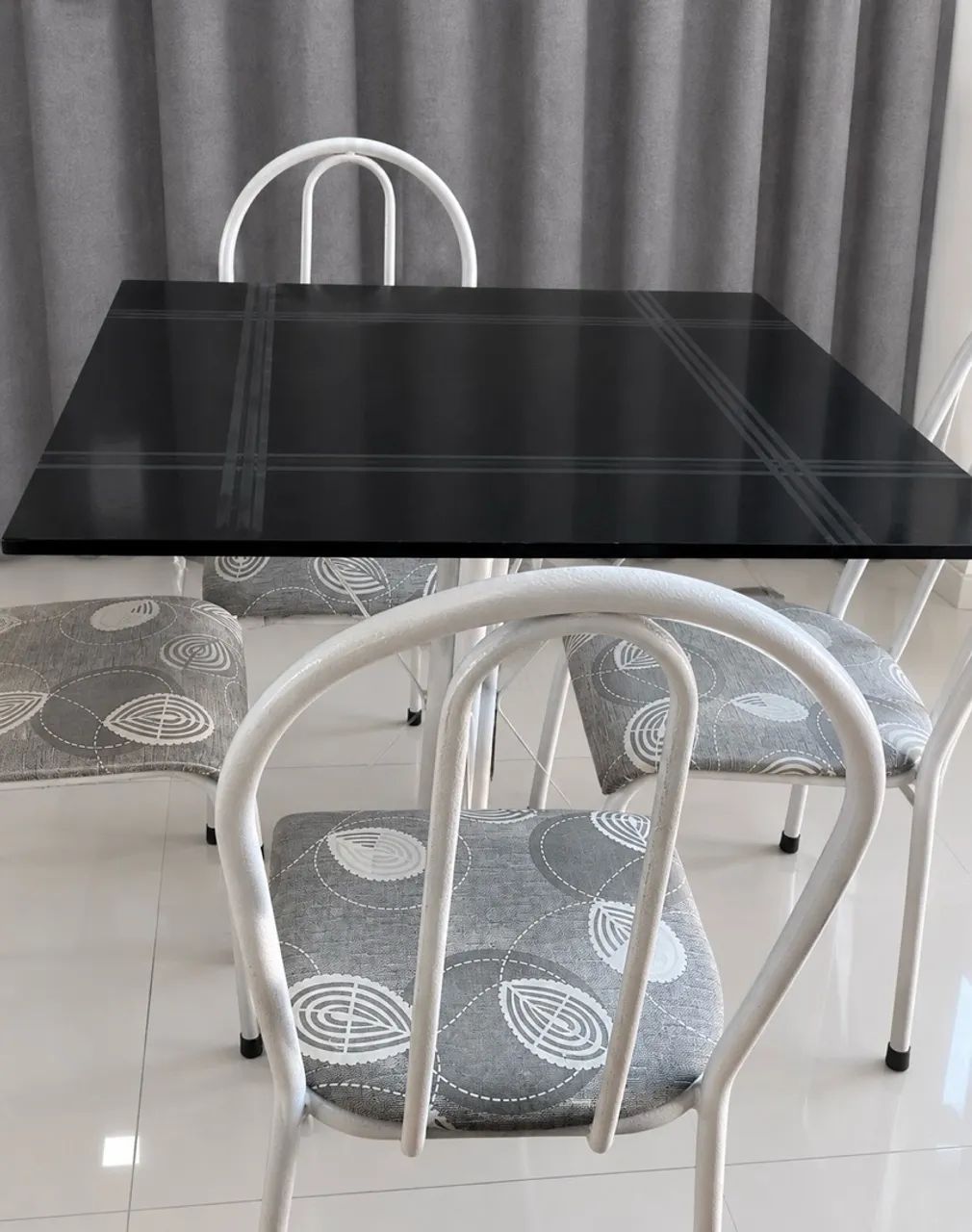 Mesa de mármore com 4 cadeiras 