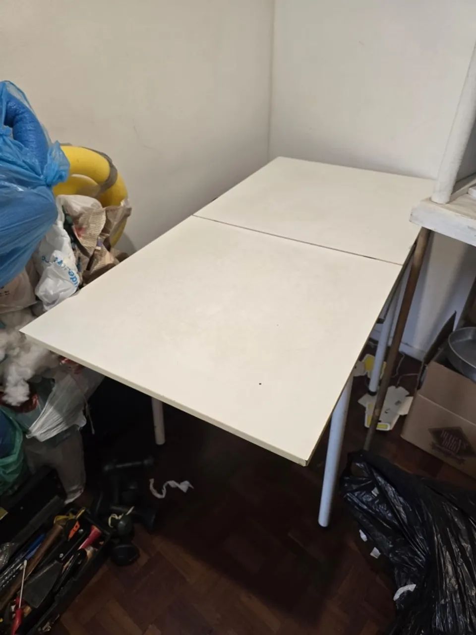 Mesa em fórmica branca + 2 bancos