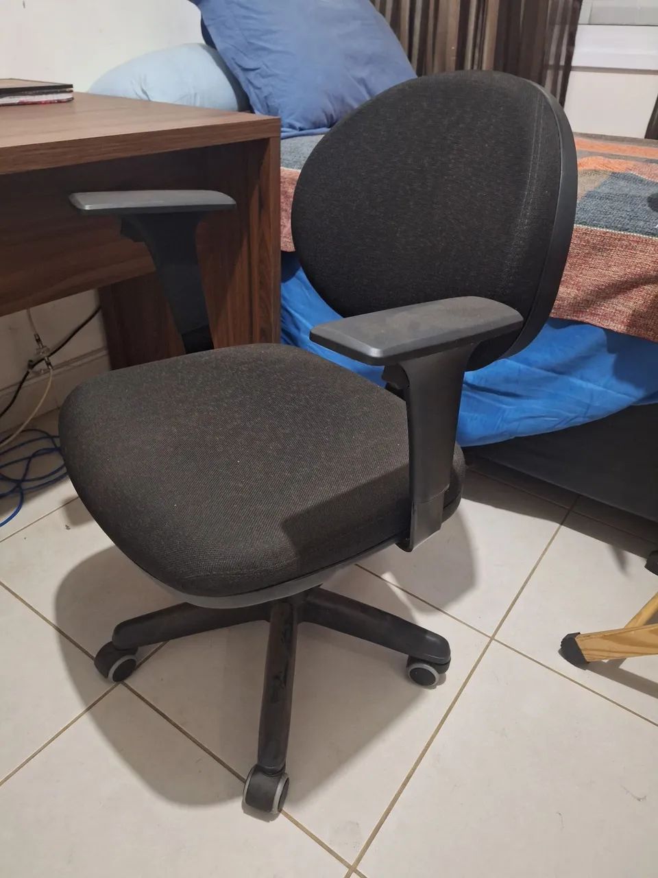 Cadeira de escritório semi nova