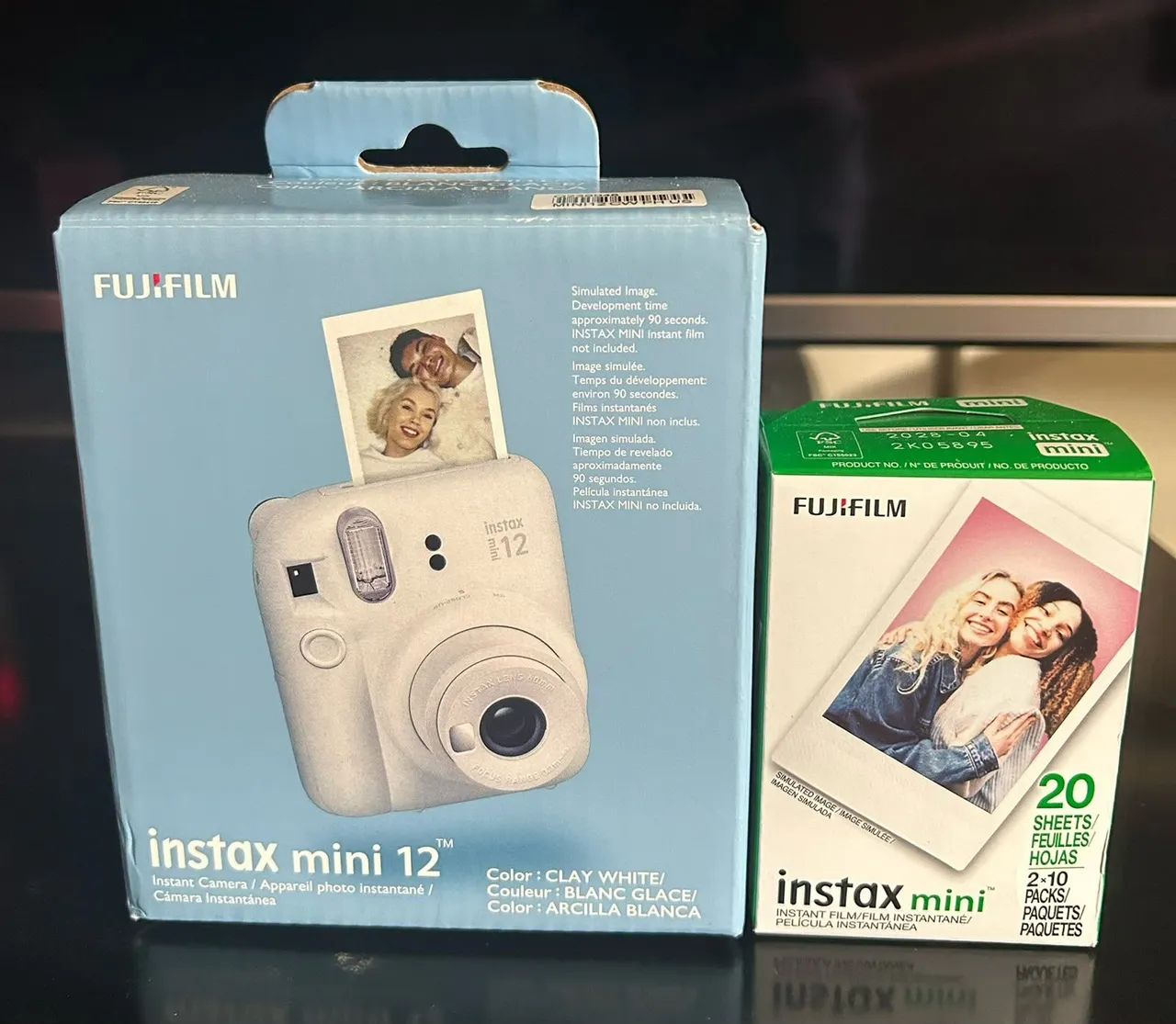 Câmera mini Instax 12 com uma caixinha com 20 poses 