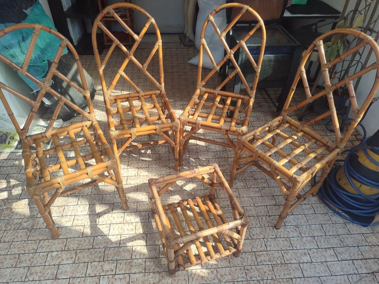 Conjunto Vintage 4 cadeiras e mesinha Bambú e Rattan 