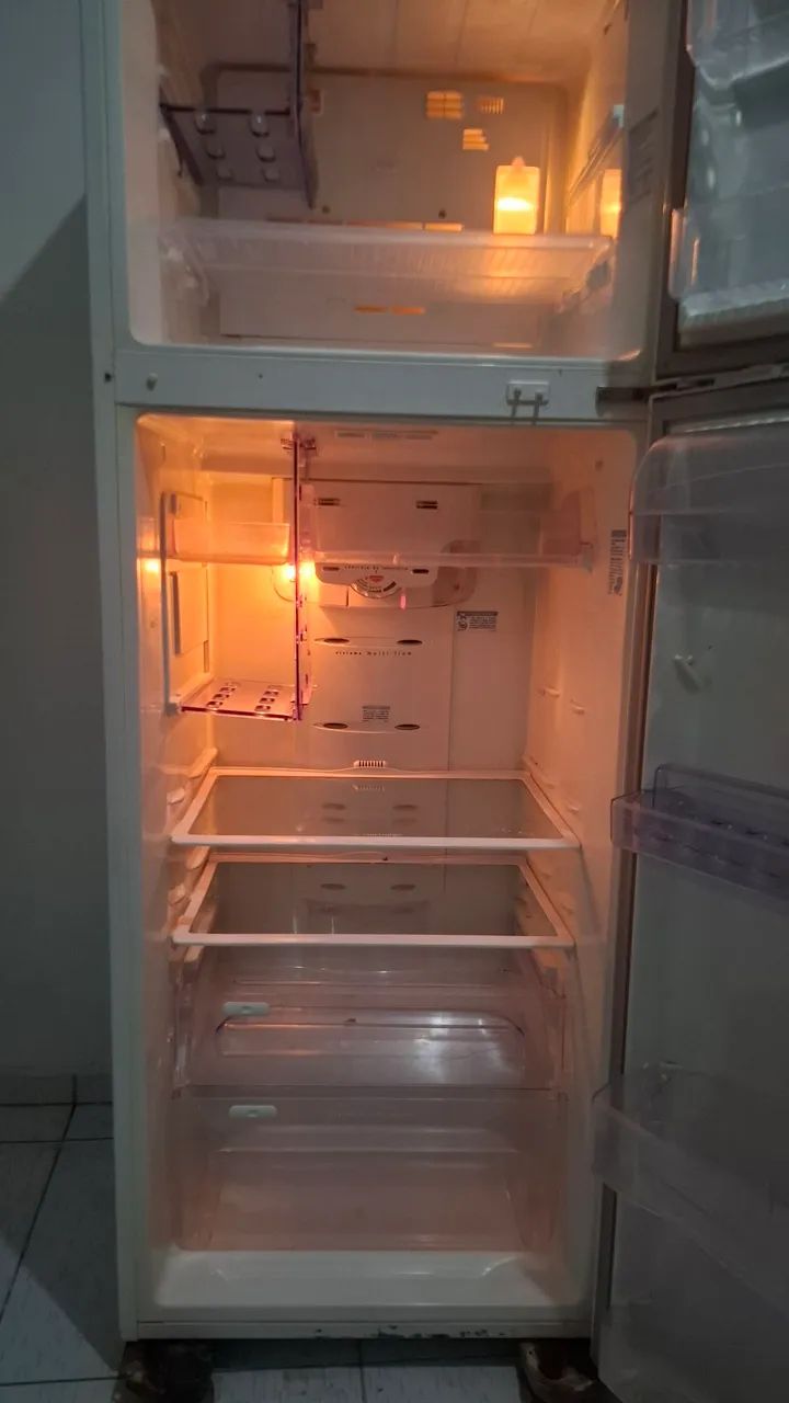 Geladeira com defeito  - Foto 5