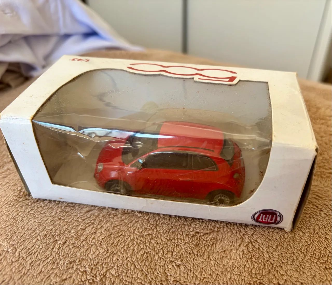 Miniatura Fiat 500 na caixa 