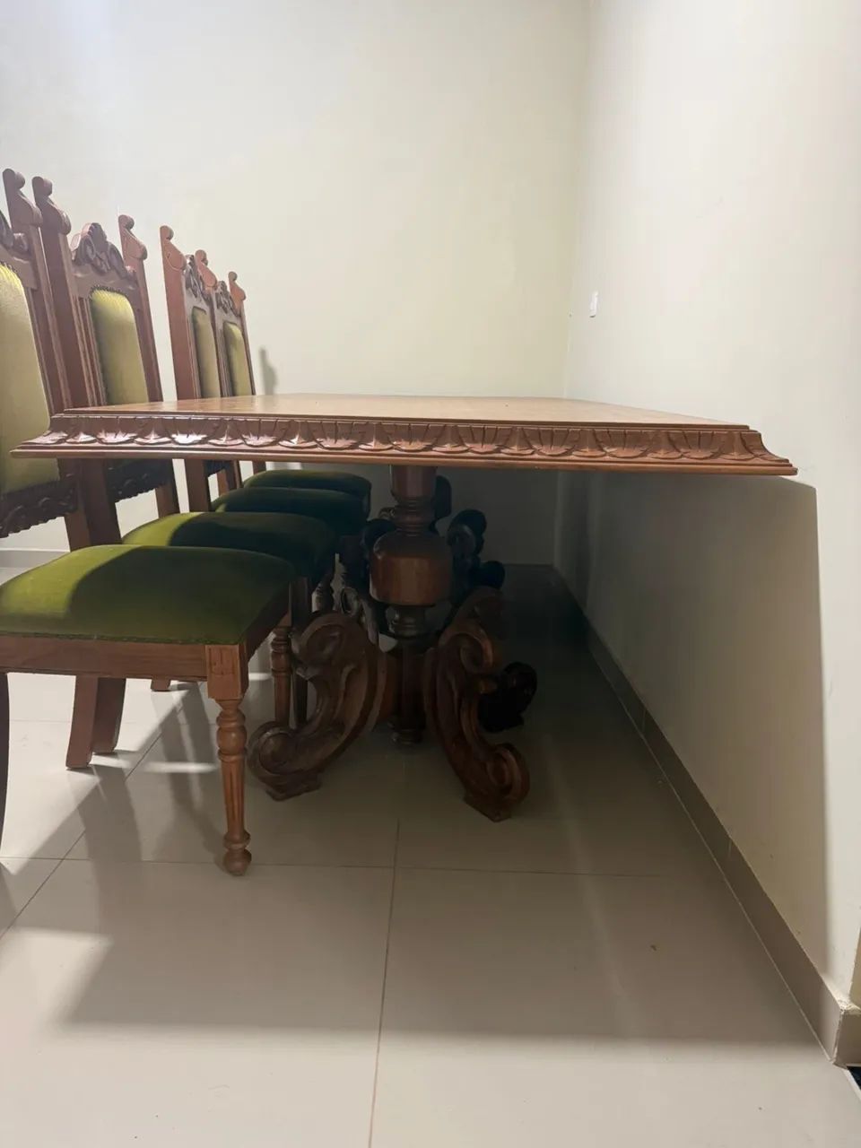 MESA COM 8 CADEIRAS