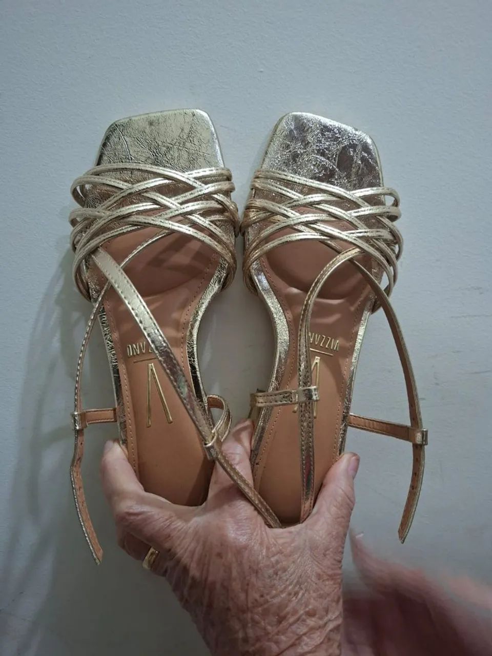 Sandália / sapato com salto dourada  - Foto 2
